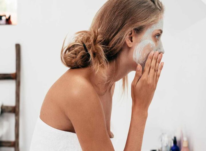 Una donna con una maschera viso