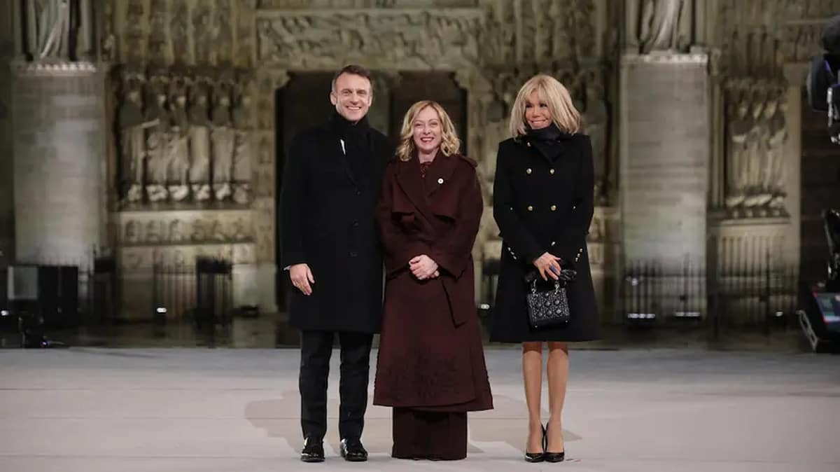 Giorgia Meloni fra Macron e la moglie davanti a Notre Dame