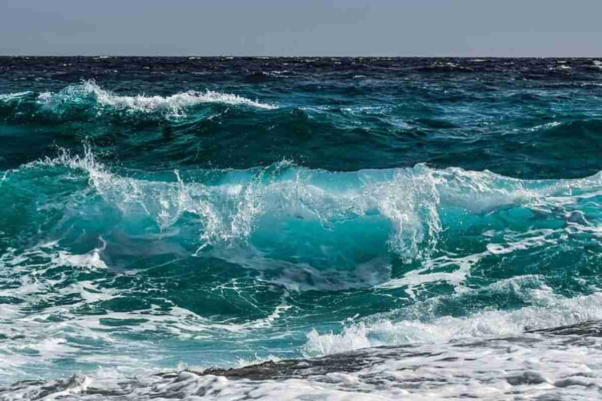 Le onde dell'oceano a riva 