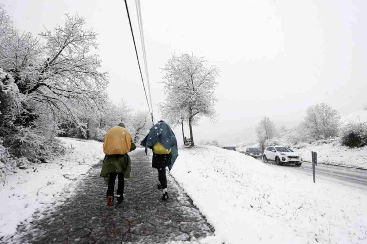 Due persone camminano sulla neve