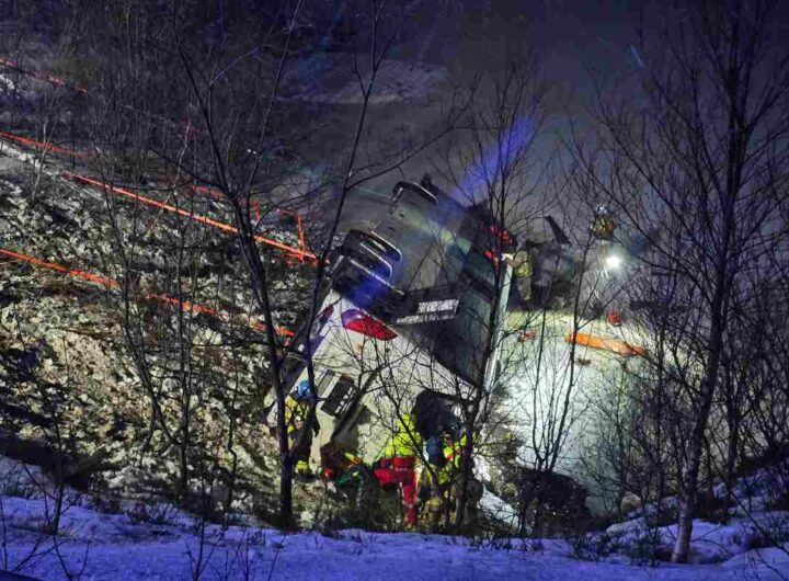 il bus precipitato in un lago in norvegia