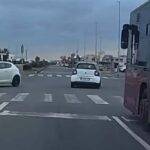 auto passa col rosso sul lungomare a ostia