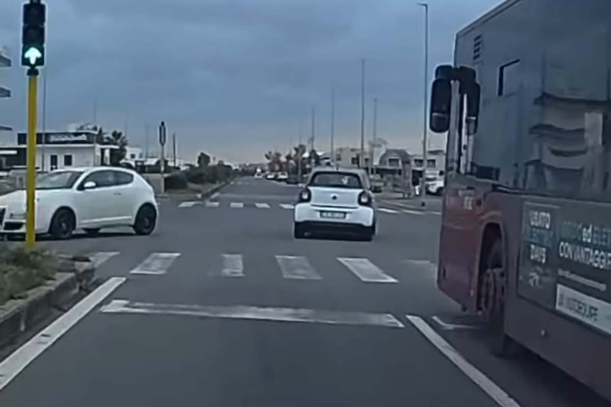 auto passa col rosso sul lungomare a ostia