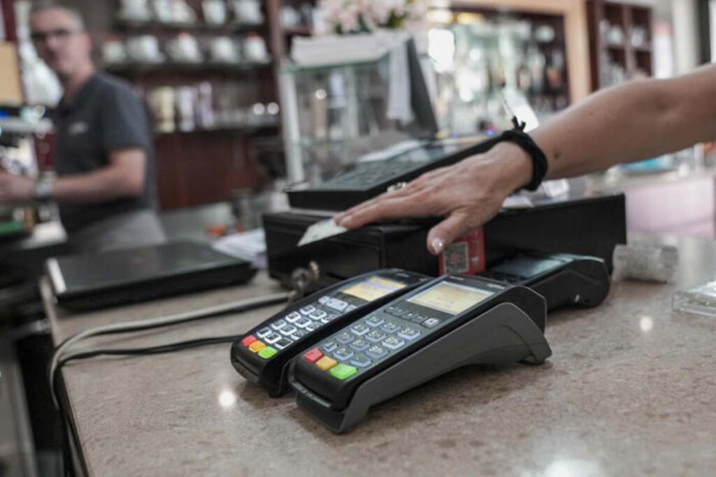 pagamento col pos in un bar