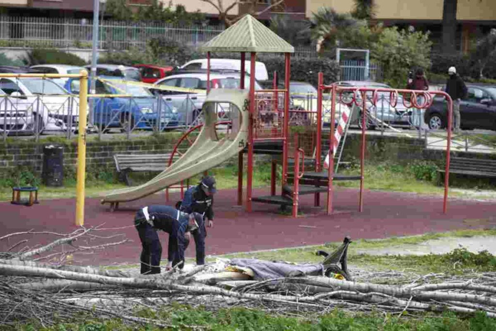 Vigili urbani al lavoro nel parco Labor a Roma