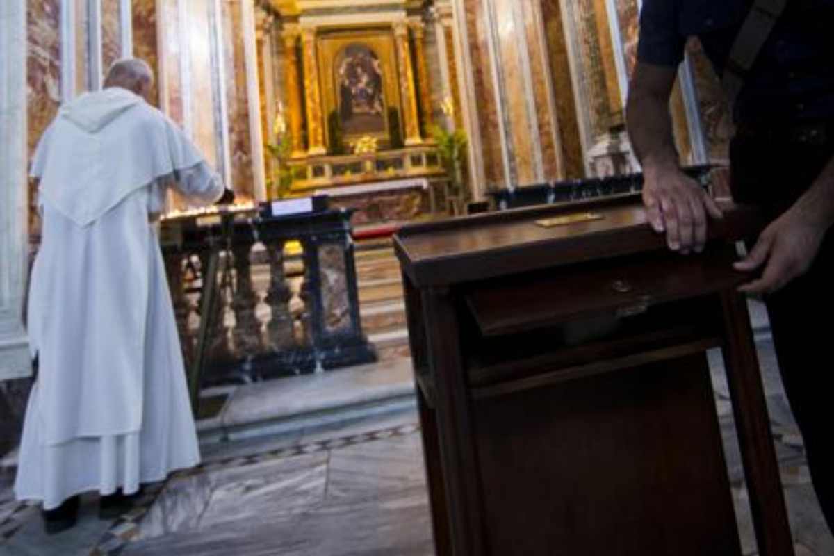 un parroco in chiesa