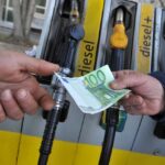 energia, caro pieno a una pompa di benzina