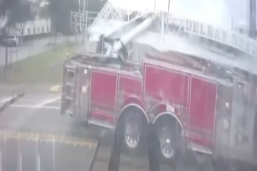 Il camion dei pompieri travolto da un treno in Florida