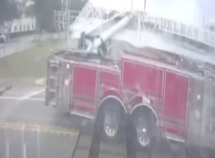 Il camion dei pompieri travolto da un treno in Florida