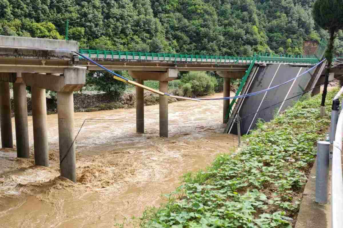 un ponte crollato