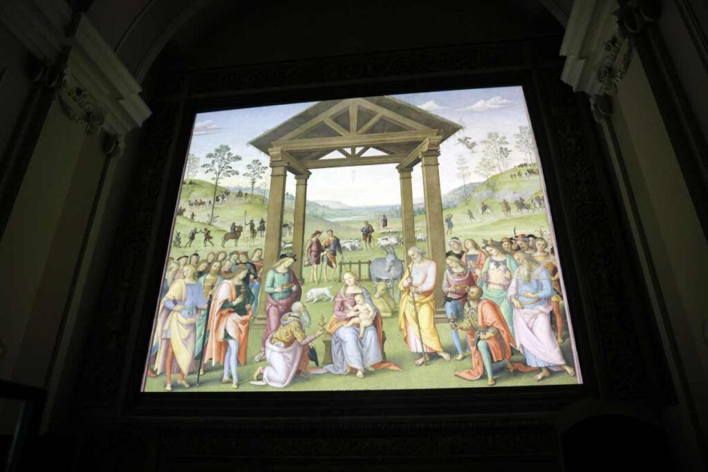 Foto del videomapping natalizio sull’opera “L’Adorazione dei Magi” di Pietro Vannucci detto il Perugino, che si trova a Città della Pieve (PG). L’affresco è il presepe dipinto più grande del mondo-