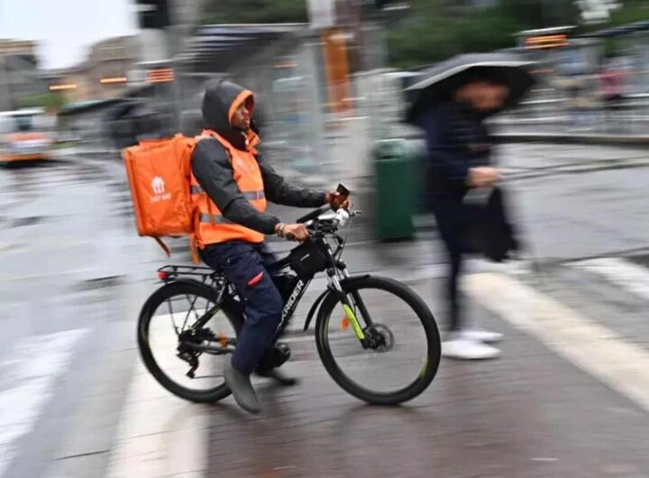 Un rider al lavoro sotto la pioggia