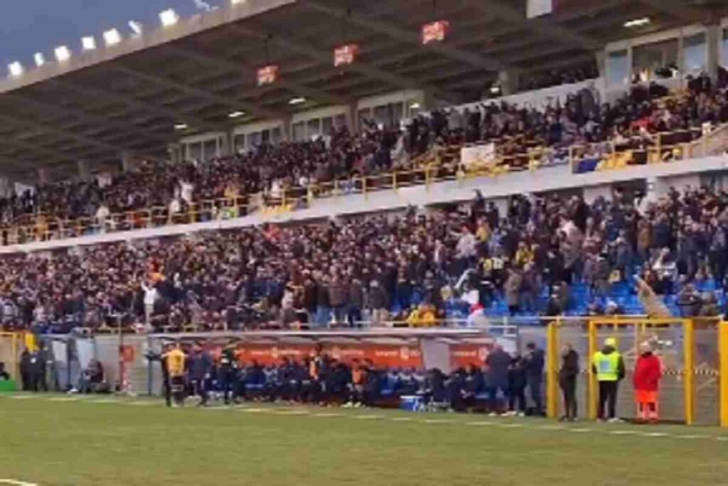 I tifosi fanno il saluto romano dopo il gol del pronipote di Mussolini