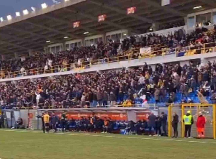 I tifosi fanno il saluto romano dopo il gol del pronipote di Mussolini