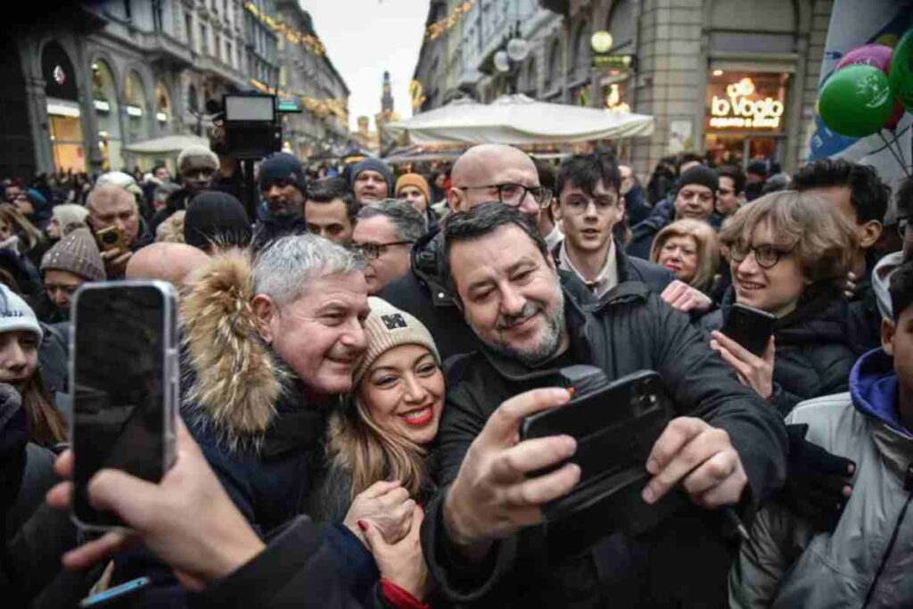 Salvini, selfie in strada a Palermo