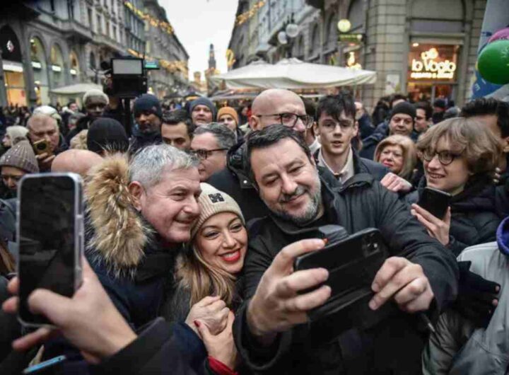 Salvini, selfie in strada a Palermo