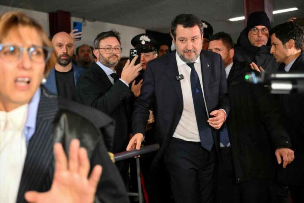 Salvini lascia il tribunale di Palermo dopo la sua assoluzione