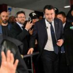 Salvini lascia il tribunale di Palermo dopo la sua assoluzione