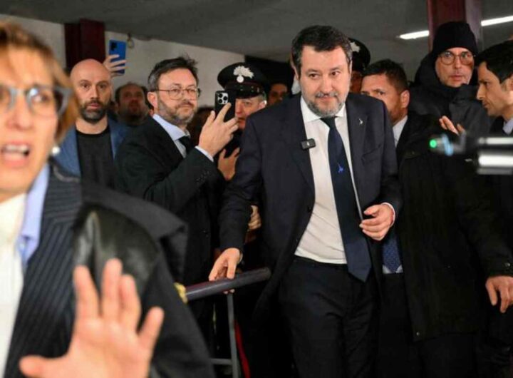 Salvini lascia il tribunale di Palermo dopo la sua assoluzione