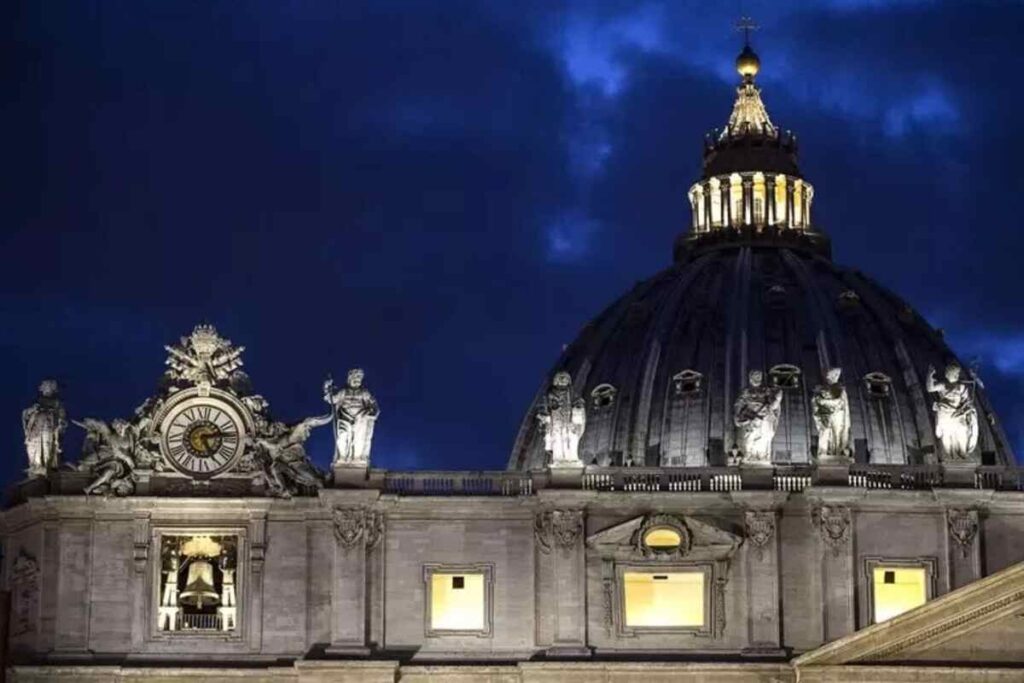 Una veduta di San Pietro di notte