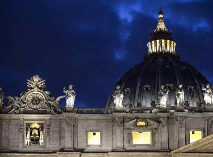 Una veduta di San Pietro di notte