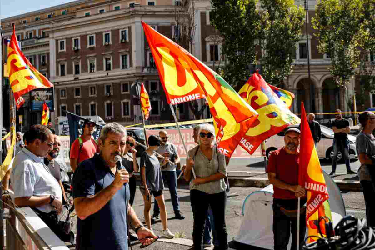 una manifestazione di sindacalisti iscritti a Usb