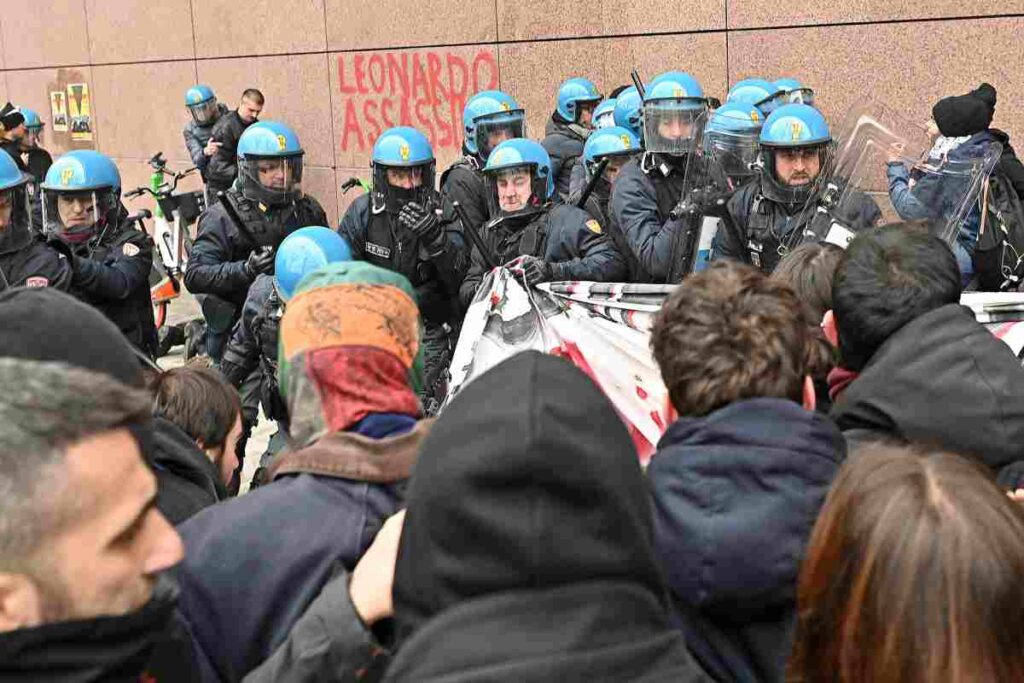 Tafferugli tra polizia e studenti pro palestina durante il corteo davarti al politecnico di via castelfidardo, Torino