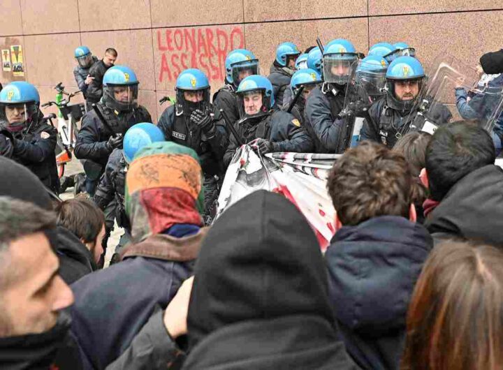 Tafferugli tra polizia e studenti pro palestina durante il corteo davarti al politecnico di via castelfidardo, Torino