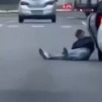 uomo trascinato dall'auto