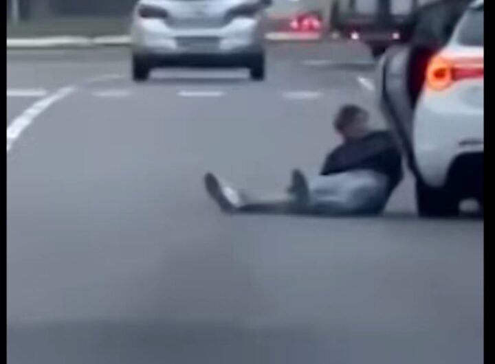 uomo trascinato dall'auto