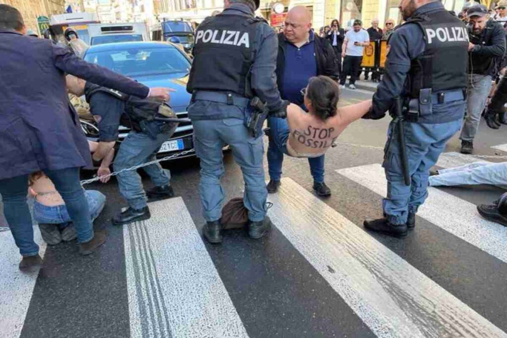 Agenti di Polizia portano via giovani di Ultima Generazione