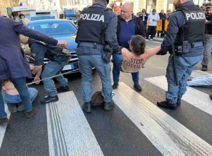 Agenti di Polizia portano via giovani di Ultima Generazione