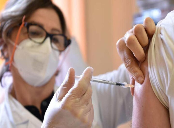 Un'infermiera vaccina una persona