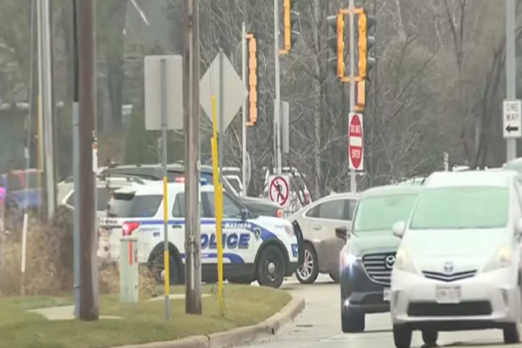 Polizia fuori dalla scuola del Wisconin in cui è avvenuta la strage