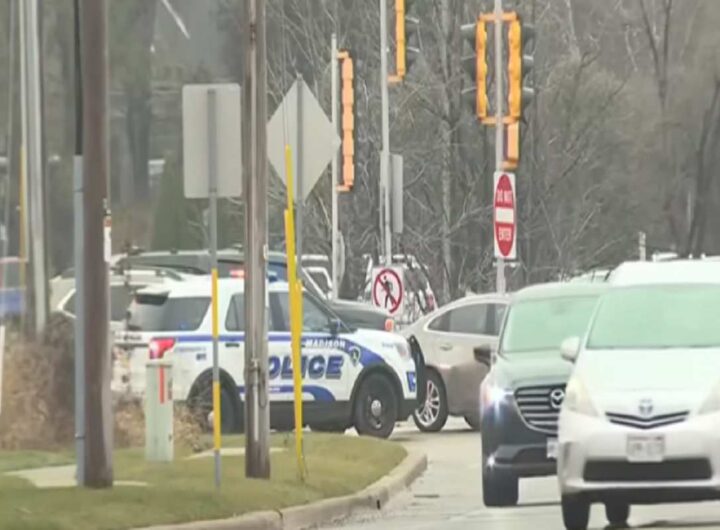 Polizia fuori dalla scuola del Wisconin in cui è avvenuta la strage