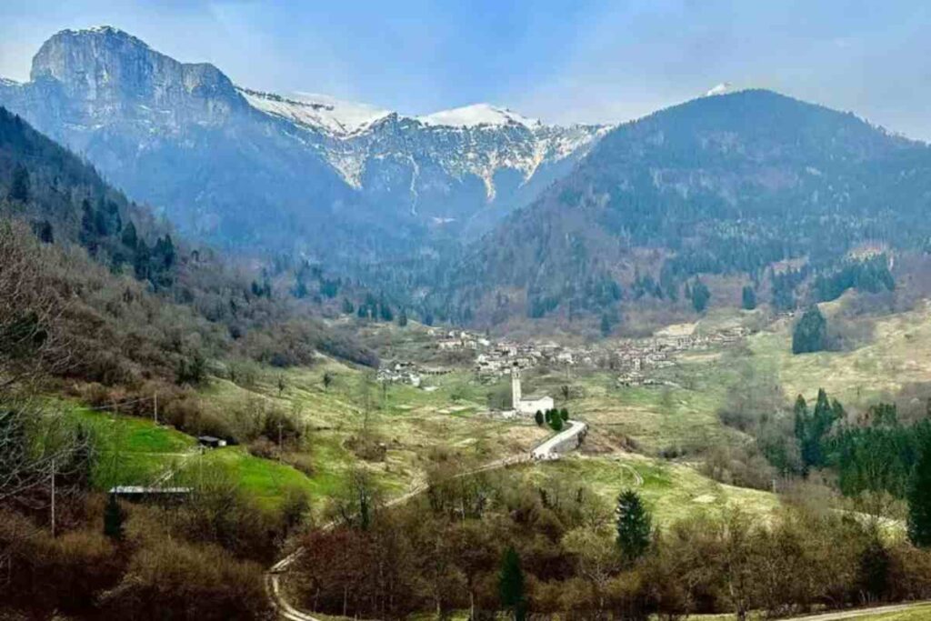 Una panoramica del Cammino Retico sulle Dolomiti