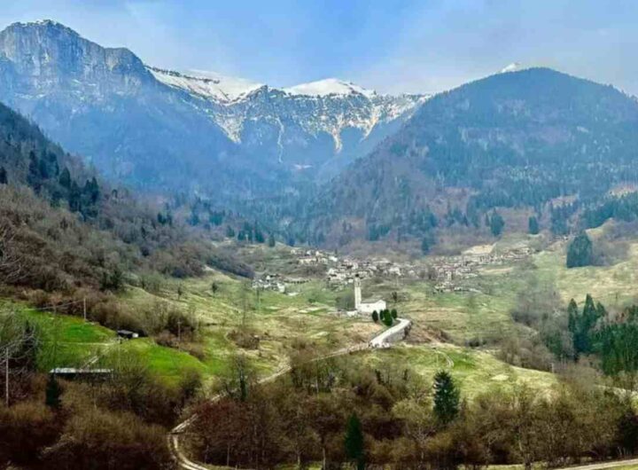 Una panoramica del Cammino Retico sulle Dolomiti