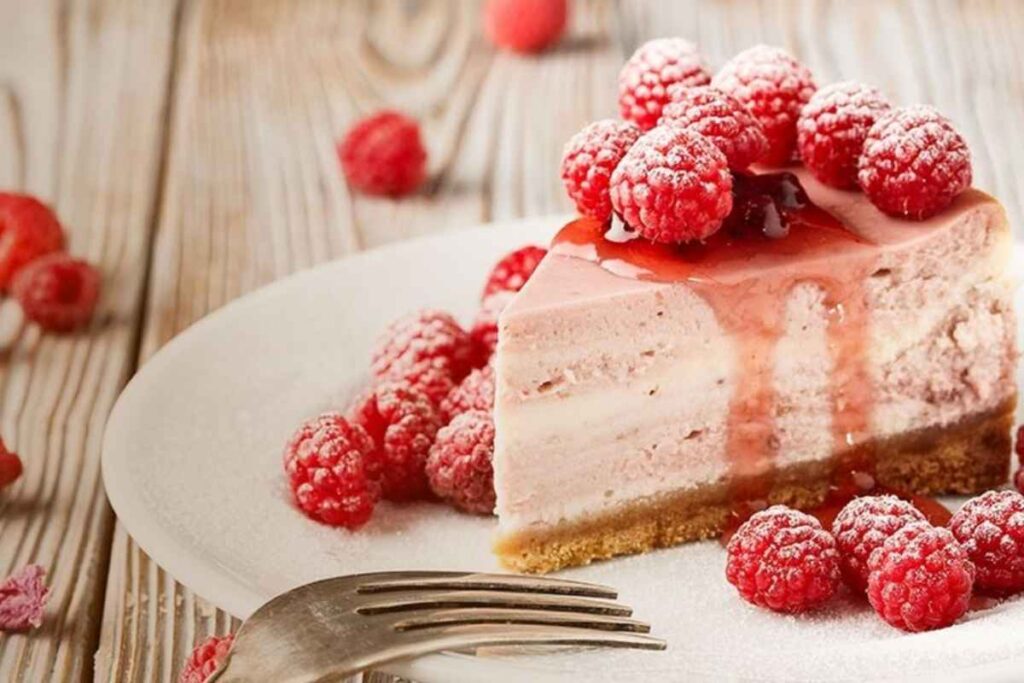 Il dattaglio di una fetta di cheesecake