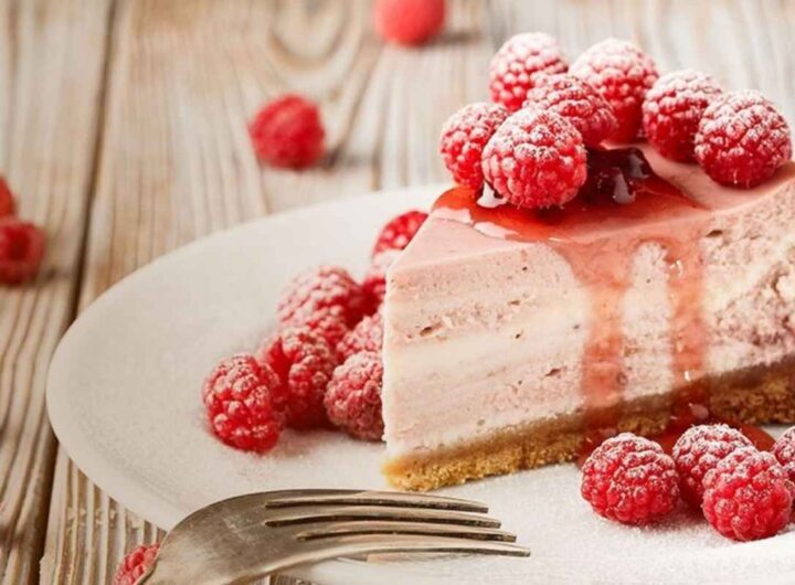 Il dattaglio di una fetta di cheesecake