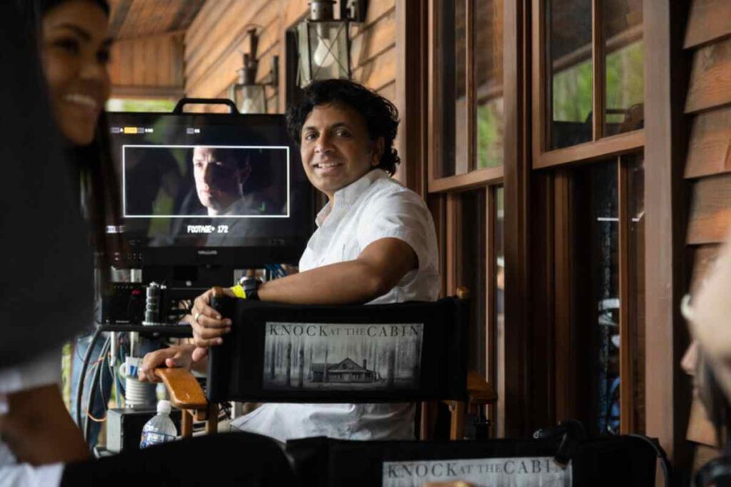 Il regista M. Night Shyamalan sul set di un film