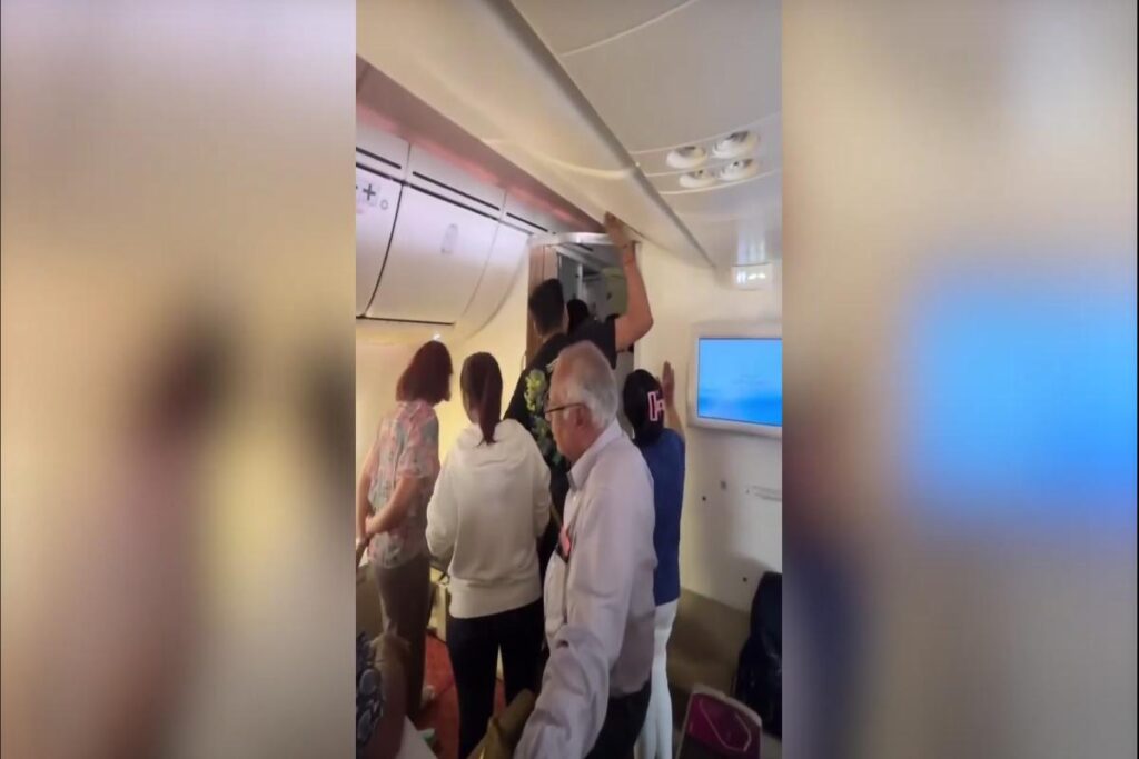 La protesta dei passeggeri su un aereo in ritardo