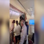 La protesta dei passeggeri su un aereo in ritardo