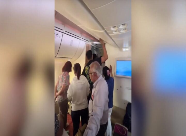 La protesta dei passeggeri su un aereo in ritardo