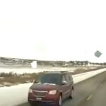 Le immagini di una dashcam che mostrano un pezz di neve che si sta per schiantare contro il parabrezza di un camion