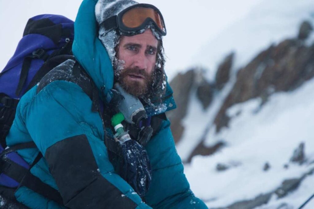 L'attore Jake Gyllenhaal in una scena del film Everest