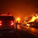 pompieri per le strade di los angeles durante l'incendio