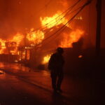 un pompiere durante l'incendio a los angeles