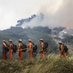 pompieri impegnati a spegnere incendio a los angeles