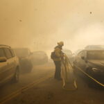 pompiere tra auto durante incendio a los angeles