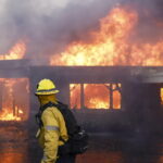 pompiere osserva incendio a los angeles